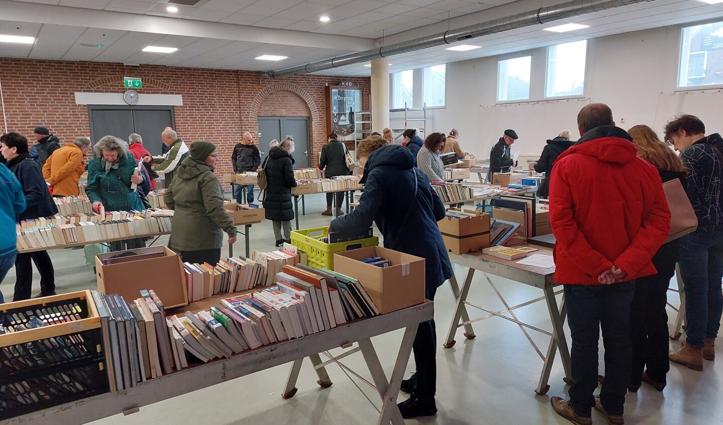 Ook drukte bij de boekenmarkt in De Slenk. (foto: Bert de Valk)