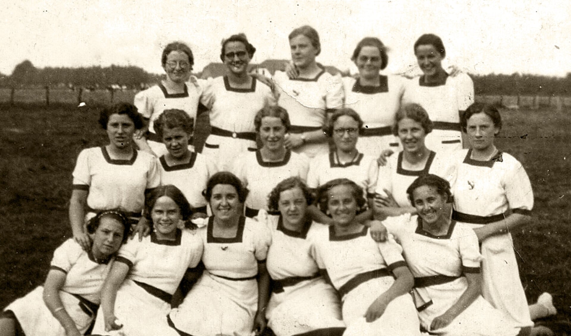 Dameskorfbalteam in 1939. Hoe heette de dameskorfbalvereniging?