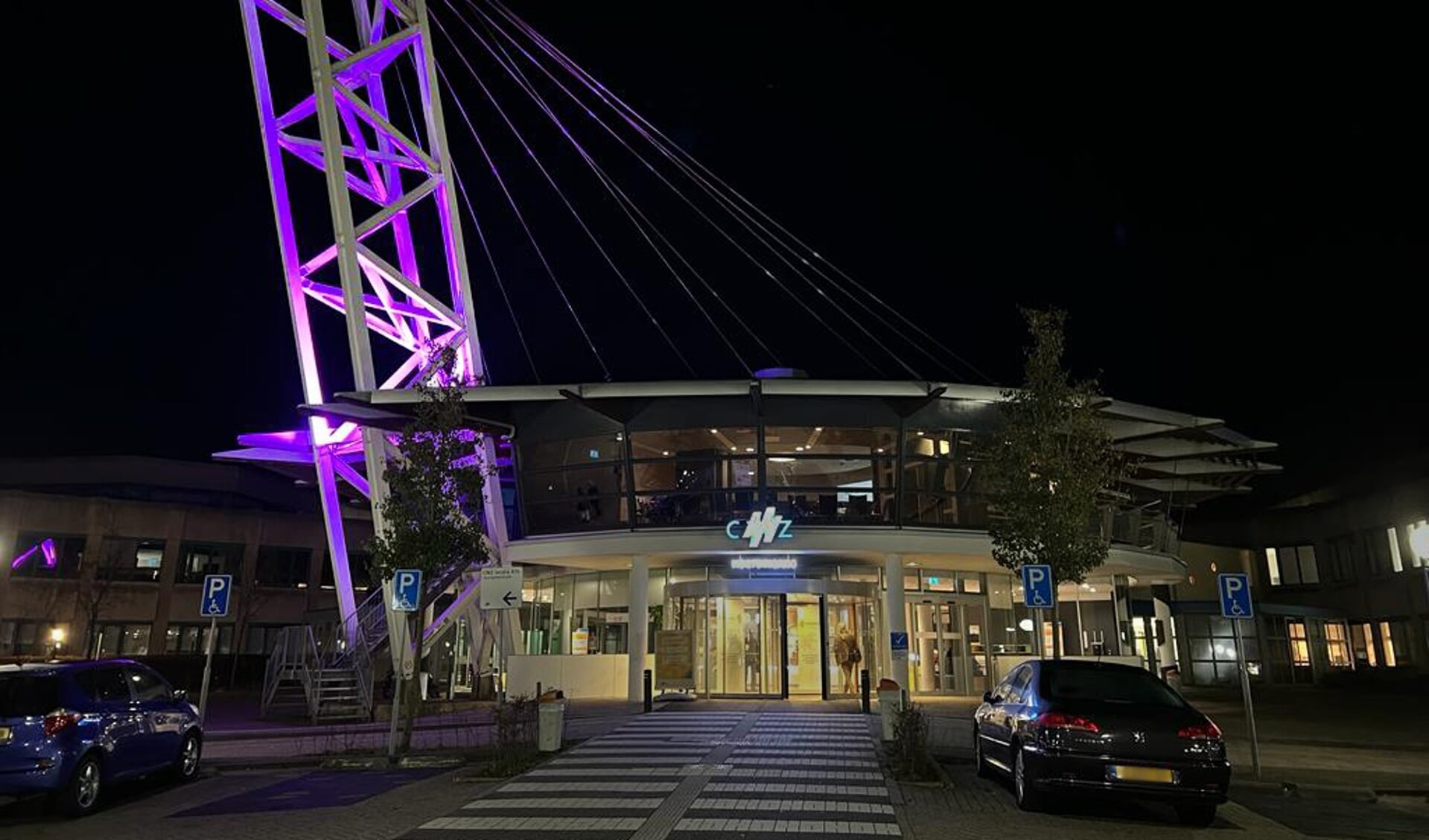  Het paarse licht bij de hoofdingang van CWZ. 