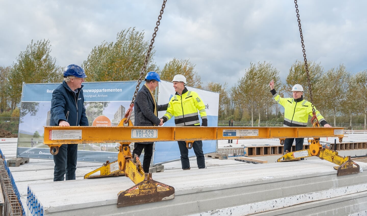 Voor het officiële moment werd op het bouwterrein een betonnen vloerplaat gelegd.