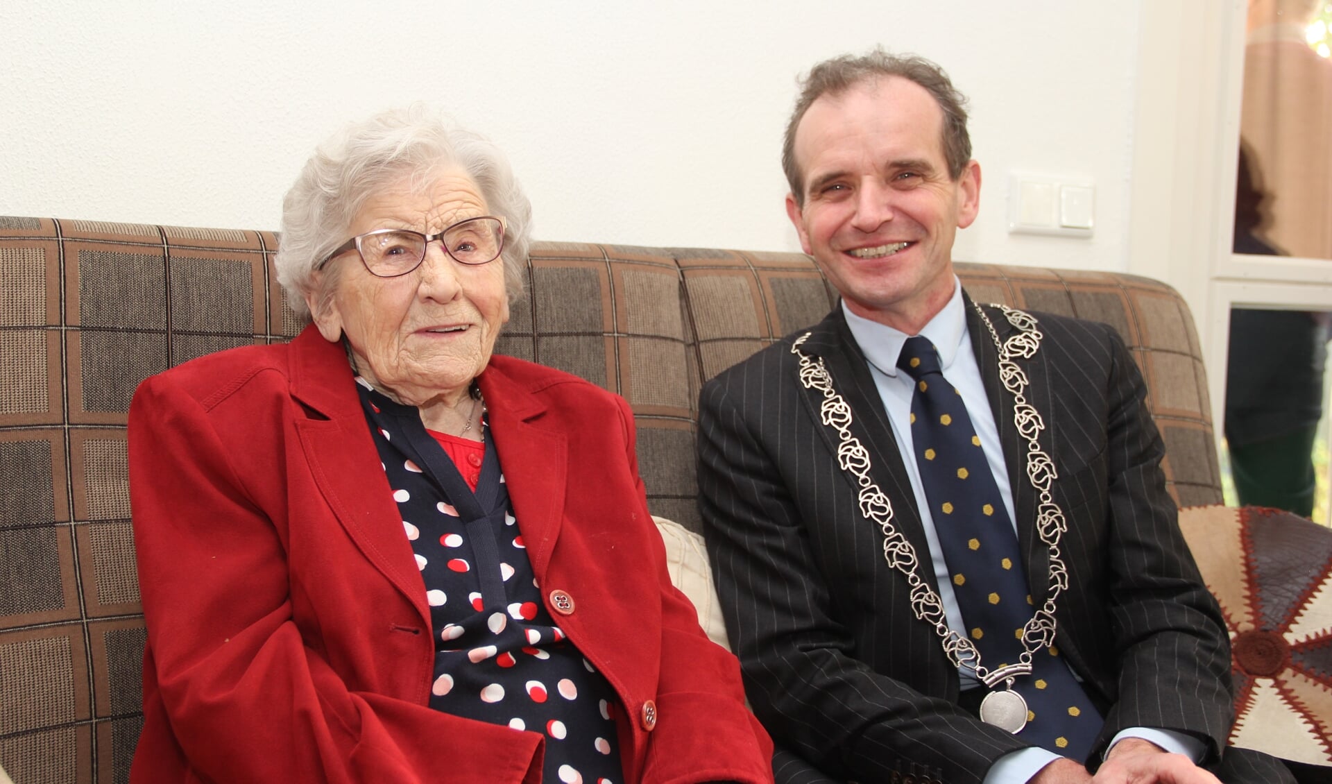 Burgemeester op de bank bij 100-jarige mevrouw Simons-Van der Kemp. (foto: Peter Hendriks)