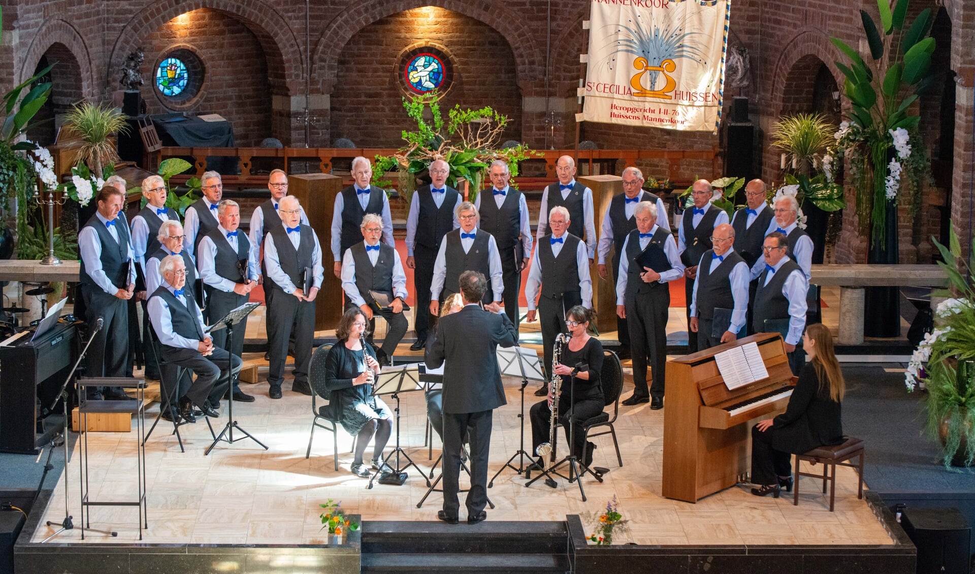 Lingewaards Mannenkoor in concert in de Zandse Kerk. 