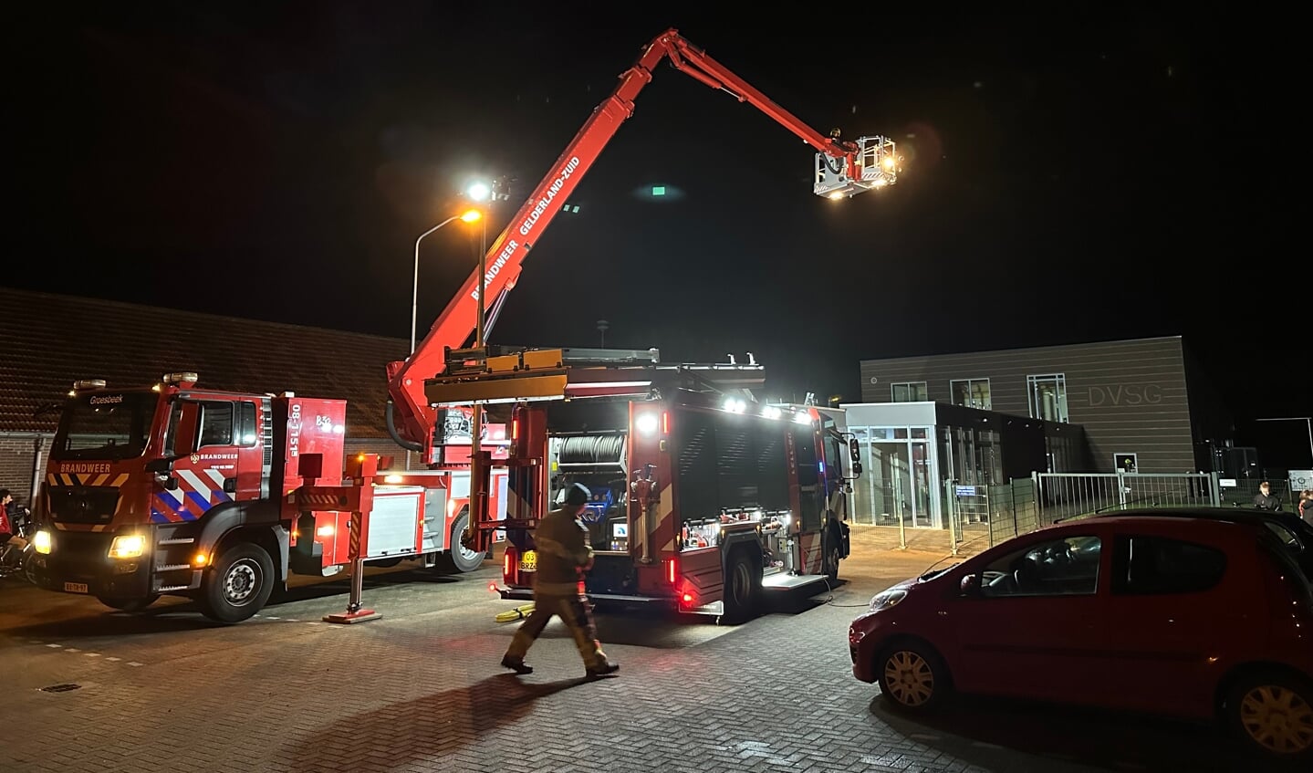 Brandweer met blusvoertuig en hoogwerker ter plaatse.