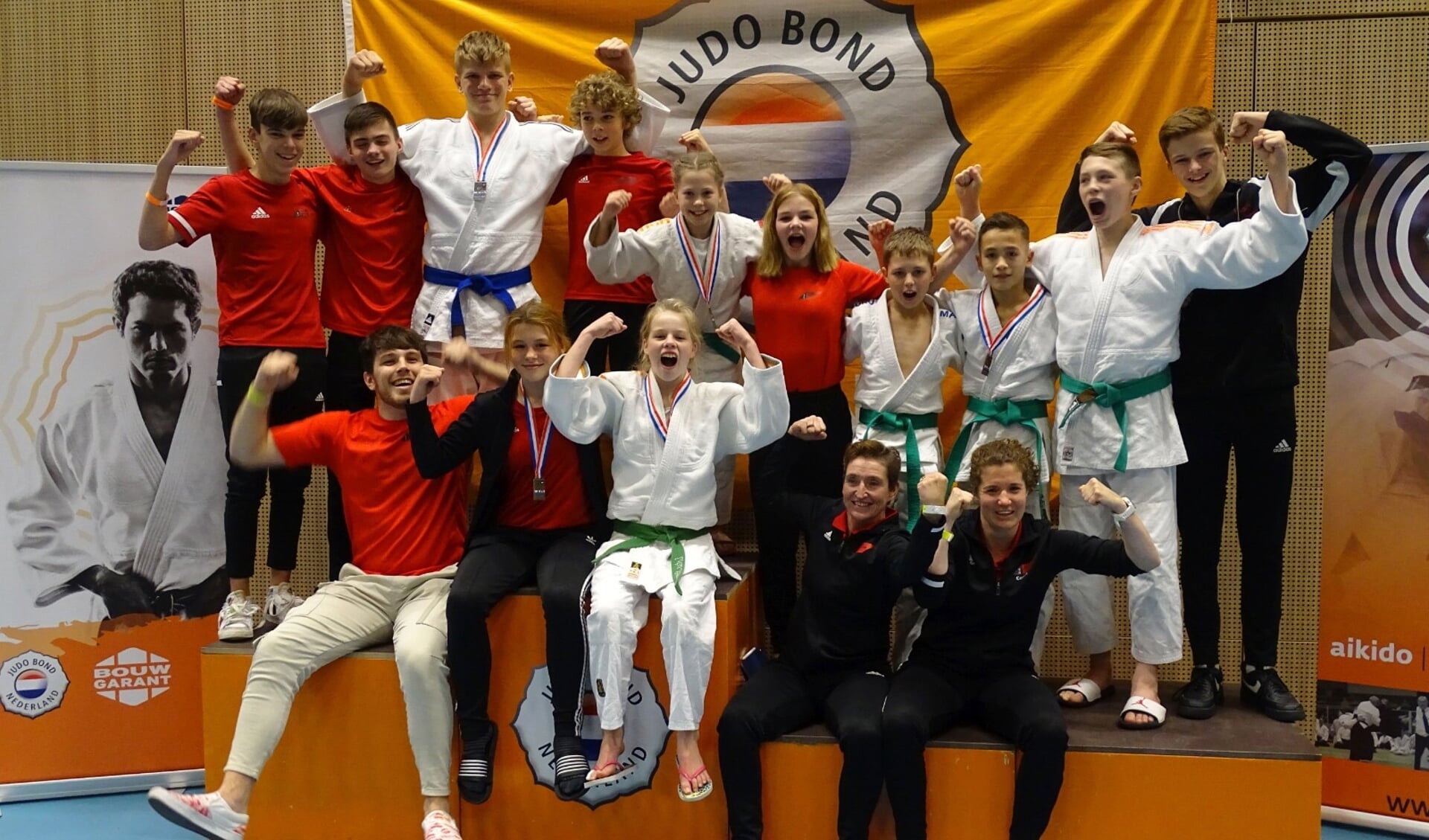 De judoka's en coaches van BUSHi Arnhem.