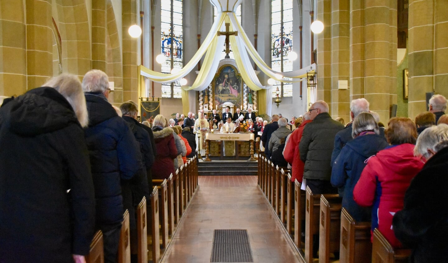 150 gelovigen bezochten de afscheidsviering (Foto: Kristel Wanders)