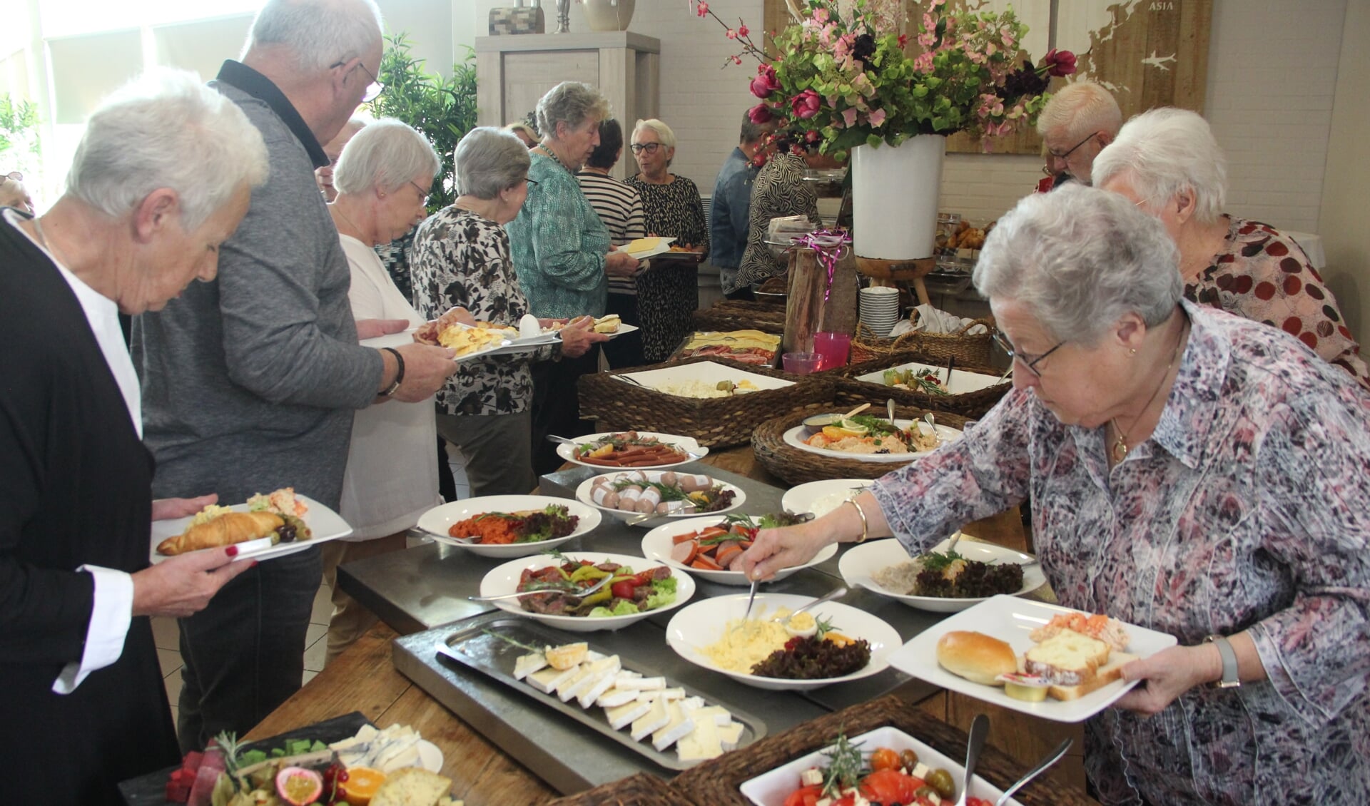 Millingse KBO leden genieten van uitgebreid ontbijtbuffet. (foto: Peter Hendriks)