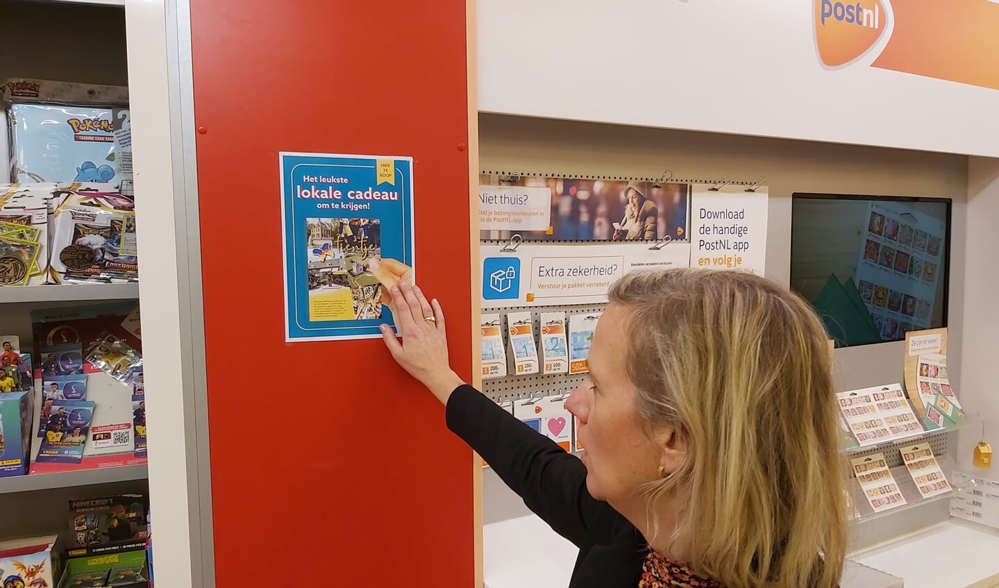 Deelnemende winkels zijn te herkennen aan het affiche van het Lingewaards Tientje. (foto: Foto Van Eimeren)