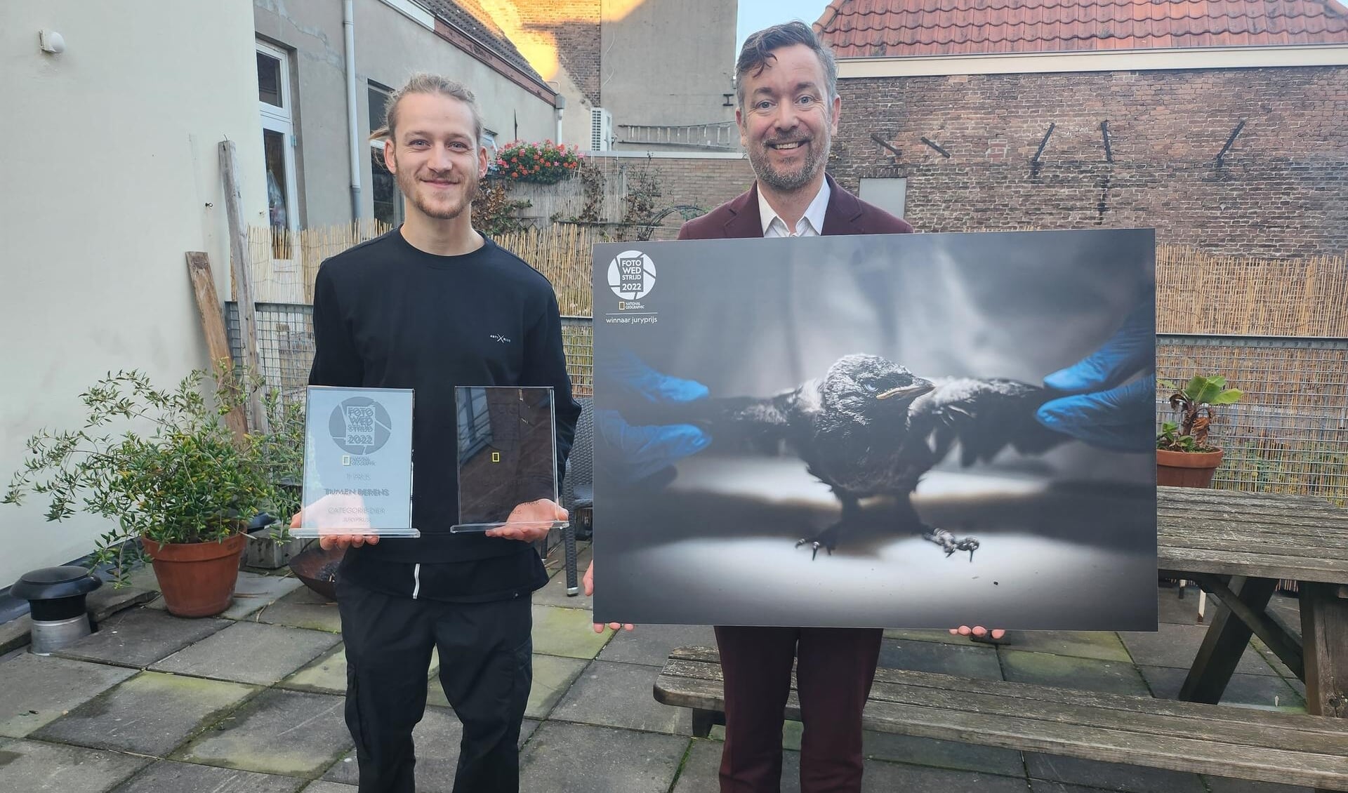 Arnhemmer Tijmen Berens (links), winnaar van de National Geographic fotowedstrijd 2022, en vakjurylid Jan Dirk van der Burg met de winnende foto.