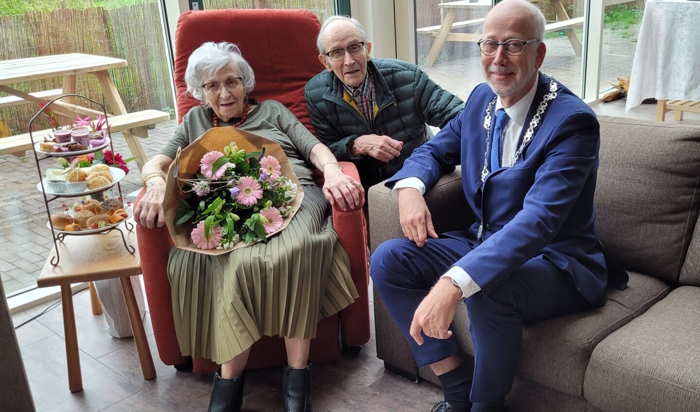 Leny Jonker met haar broer en burgemeester Arend van Hout (Foto: Alie Engelsman)
