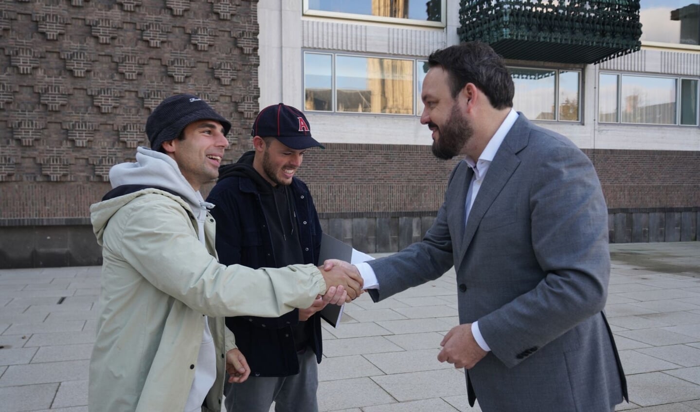Wethouder Mark Lauriks ontmoet twee vrienden van de vriendengroep SkateforCoen. 