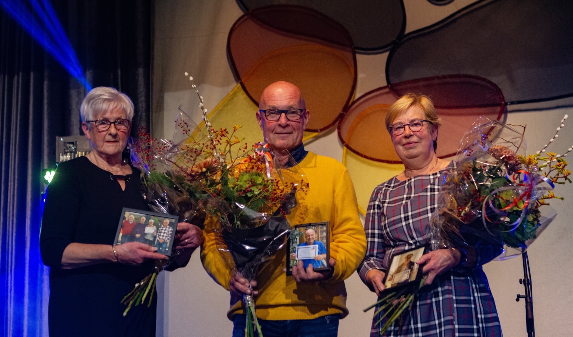 De drie genomineerden voor de Lingewaardse vrijwilligersprijs, met in het midden winnaar Willy Evers.