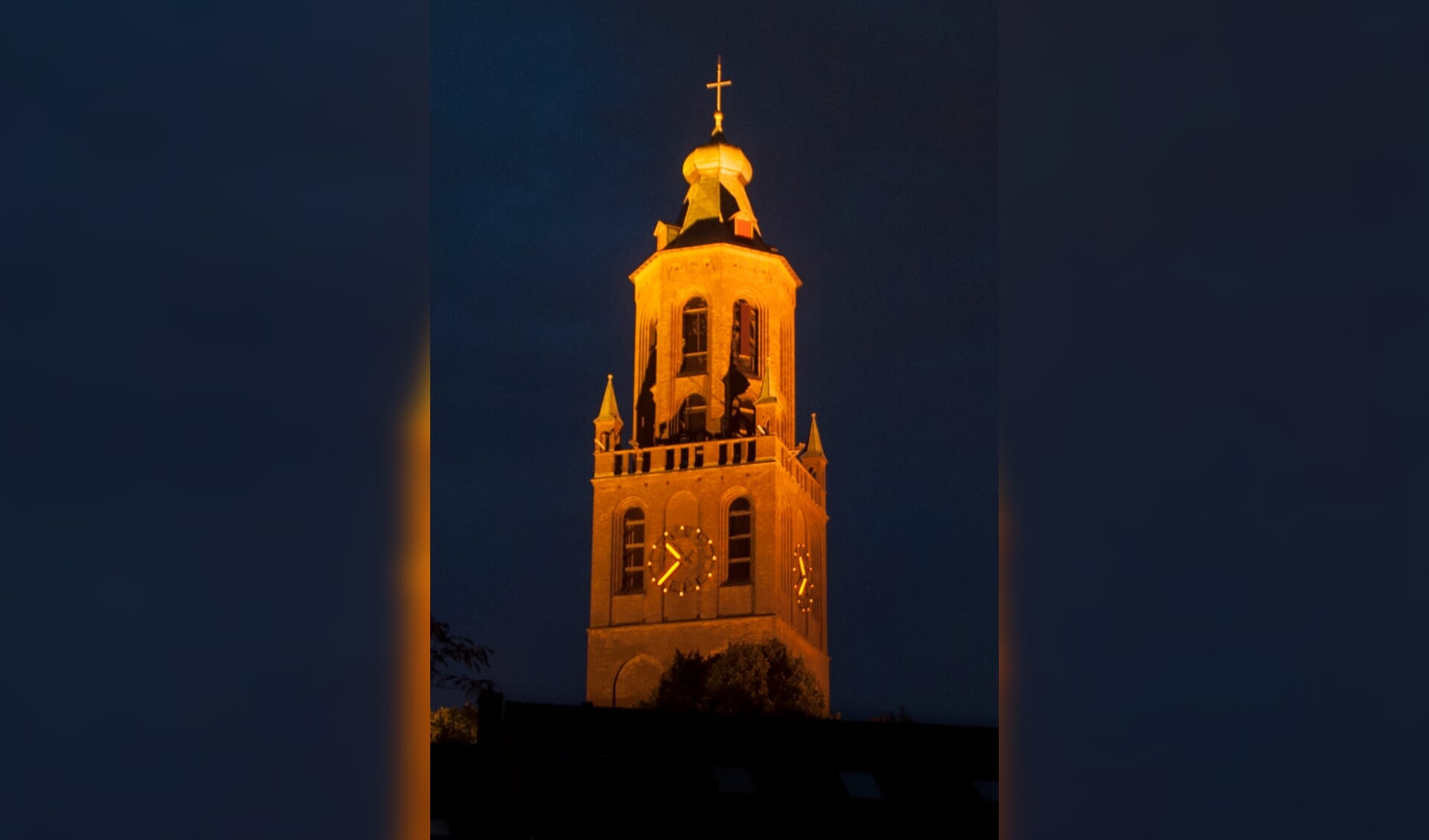 De verlichting van het uurwerk van de katholieke kerk in Huissen is hersteld. 