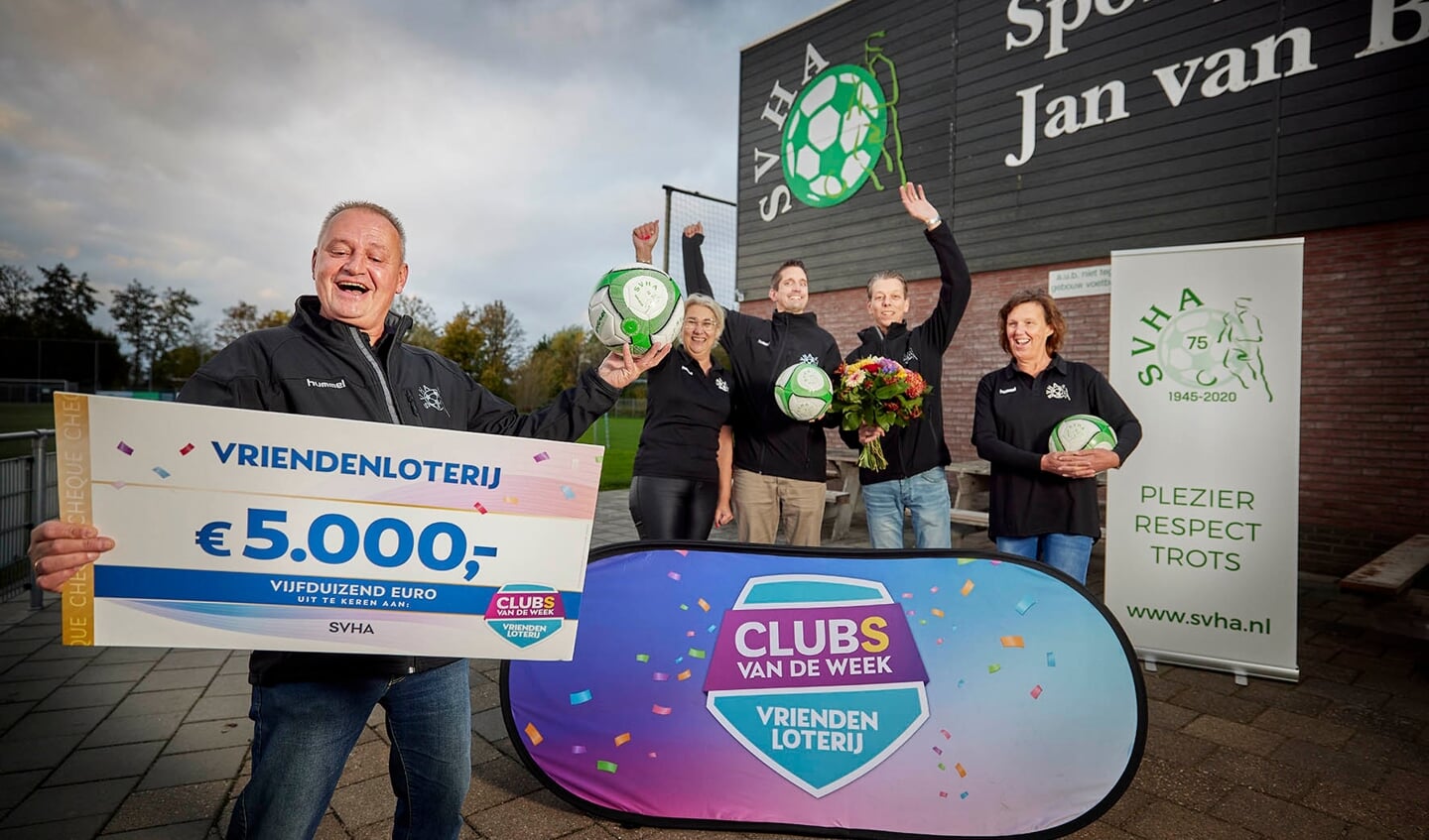 Sportvereniging SVHA verrast door VriendenLoterij met cheque van 5.000 euro.