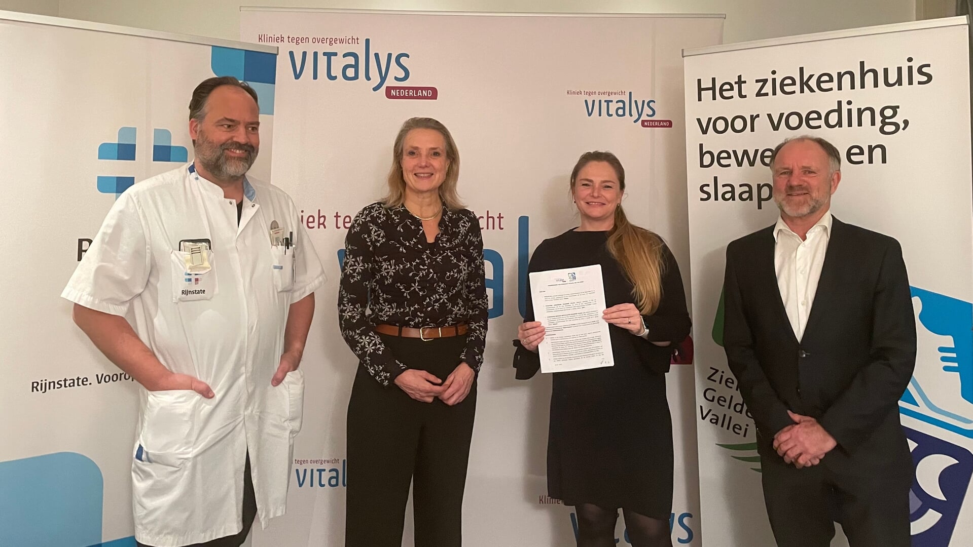 Vertegenwoordigers van Rijnstate, Vitalys en Ziekenhuis Gelderse Vallei na de ondertekening van de samenwerkingsovereenkomst.
