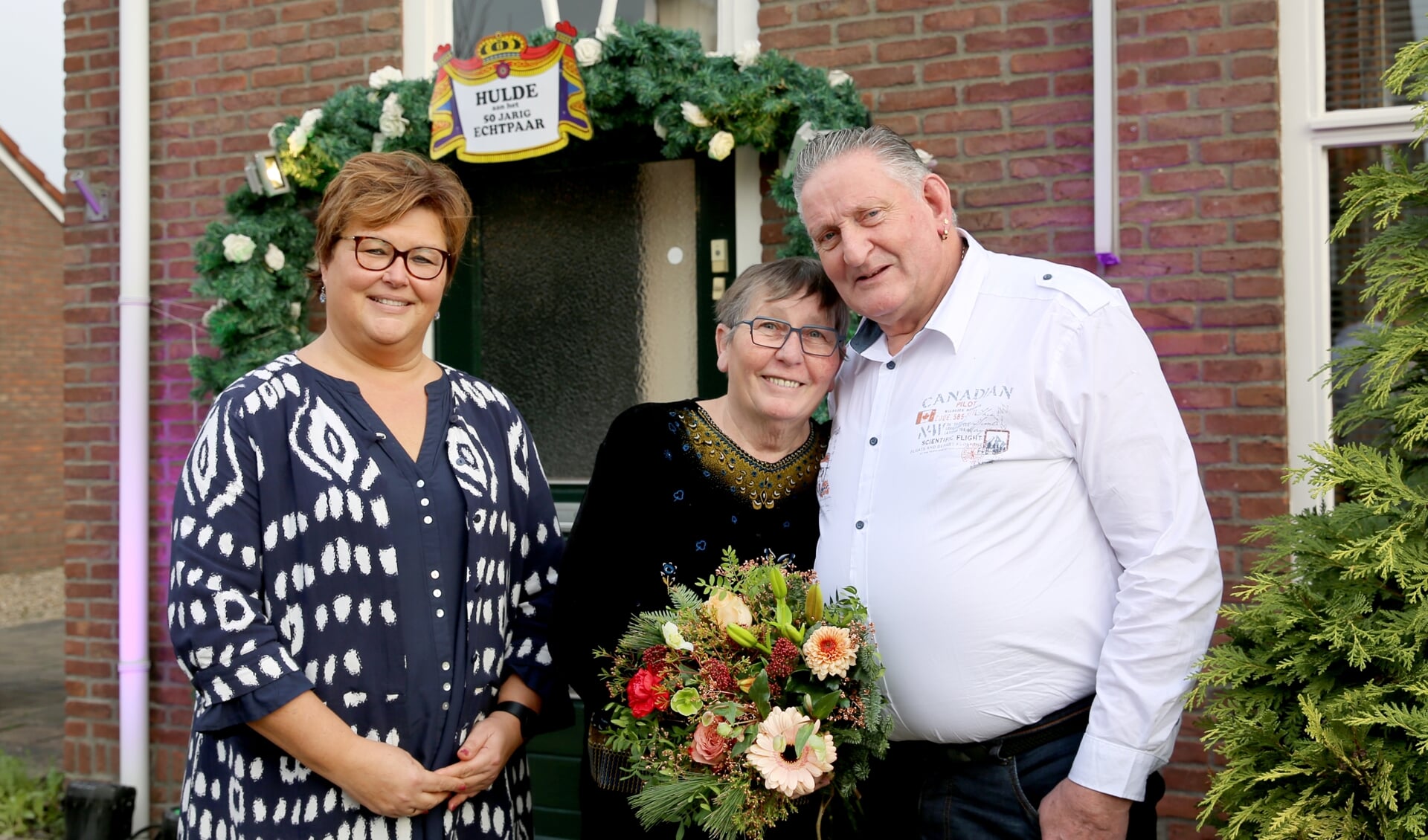 De heer en mevrouw Van Leijen en wethouder Herma van Dijkhuizen. (foto: 3JetFotografie Ochten)
