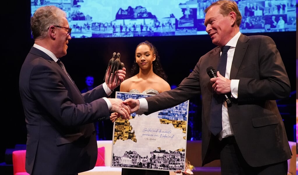 Jan Markink (links) ontvangt de prijs uit handen van oud-minister Sport Bruno Bruins.