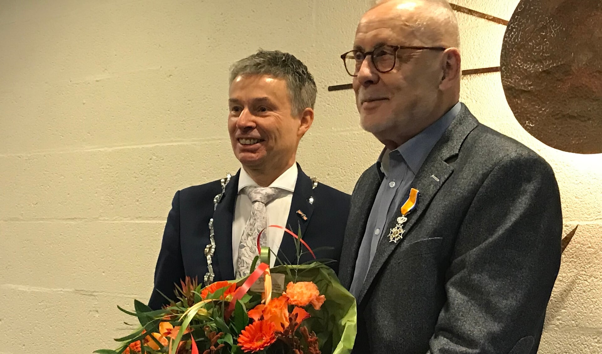 Een blije Wil Beekman met burgemeester Huub Hieltjes