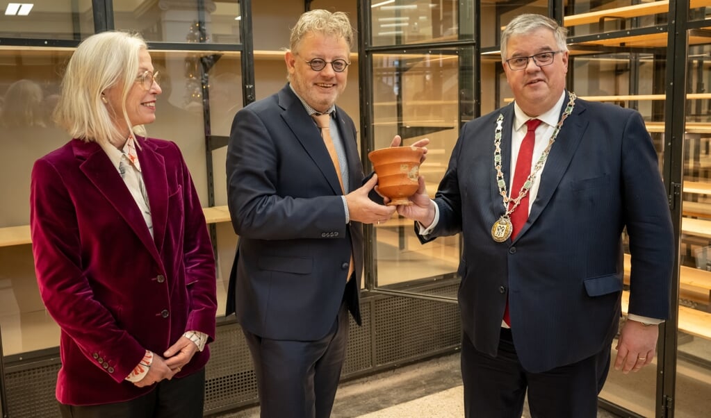 Gelders gedeputeerde Peter Drenth (midden), burgemeester van Nijmegen Hubert Bruls en directeur van Valkhof Museum Hedwig Saam openen gezamenlijk het museum.