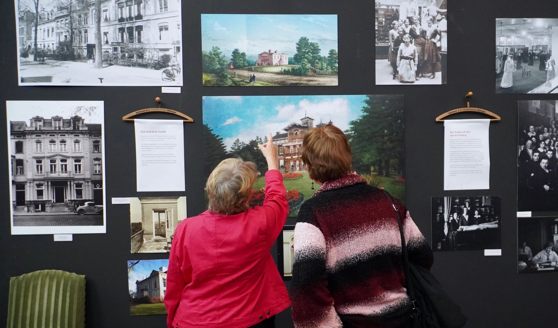 Bezoekers bekijken een expositie.