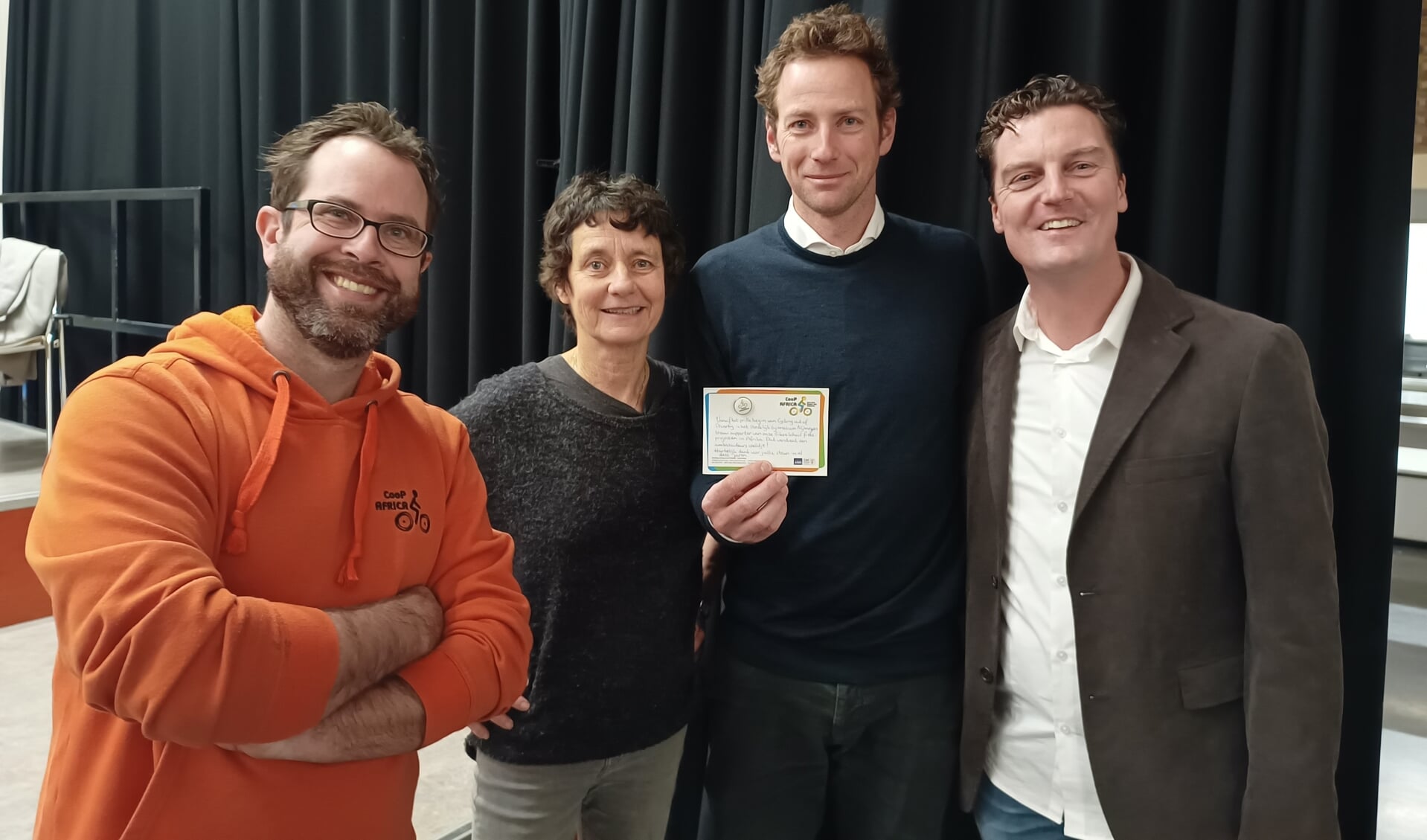 Uitreiking Proud Ambassador pin met vlnr Luuk Eickmans (oprichter Cycling out of Poverty) en Petra van Raalten, Hendrik Venema en Koen Kroeze (LO-docenten Stedelijk Gymnasium Nijmegen).