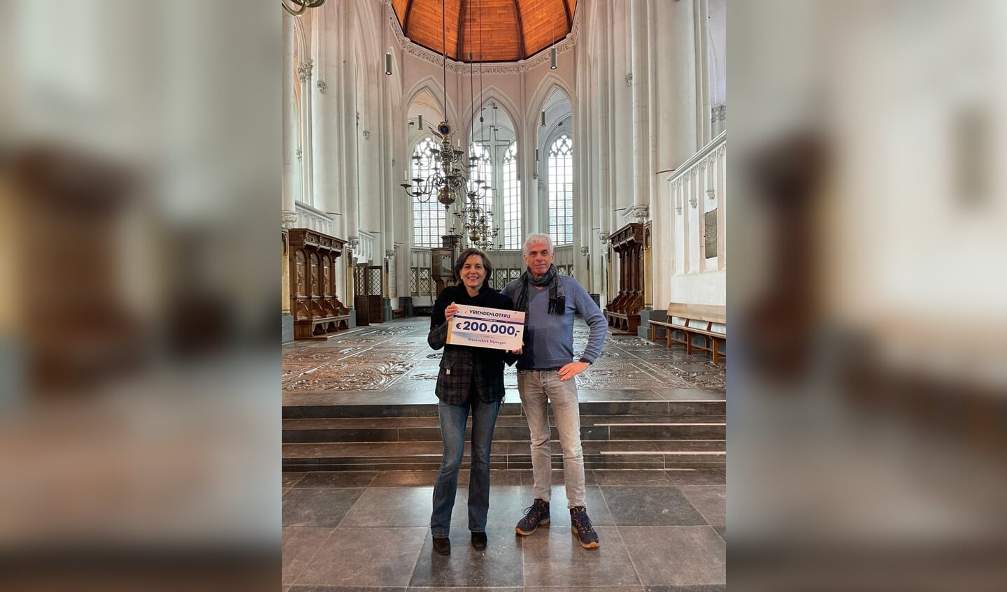 Heleen Wijgers, directeur Stevenskerk, met de cheque.