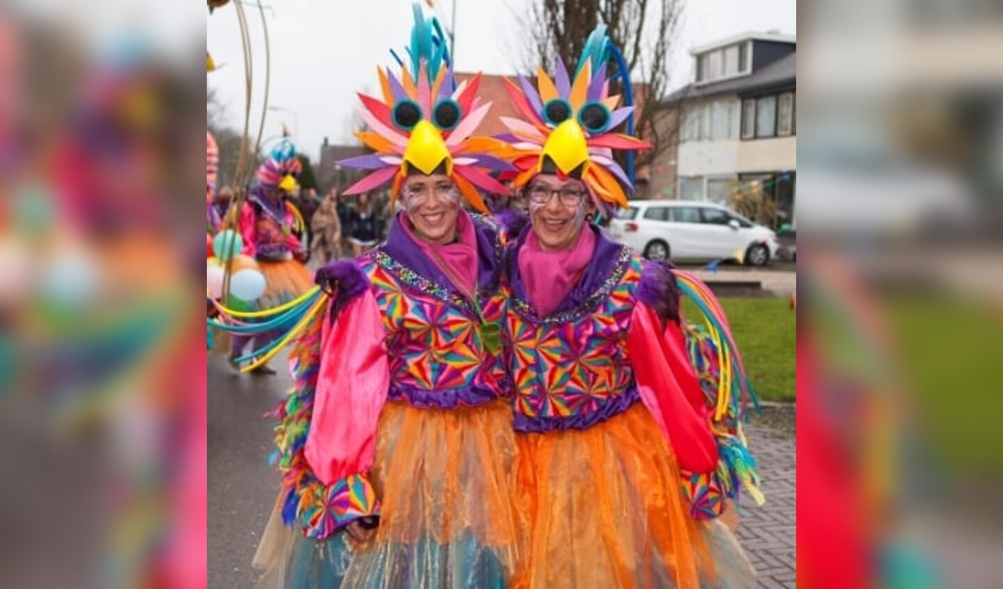 Een kleurrijke sfeerfoto uit de 'laatste' optocht in Groessen van 2019 (Foto: Eddy de Wild)