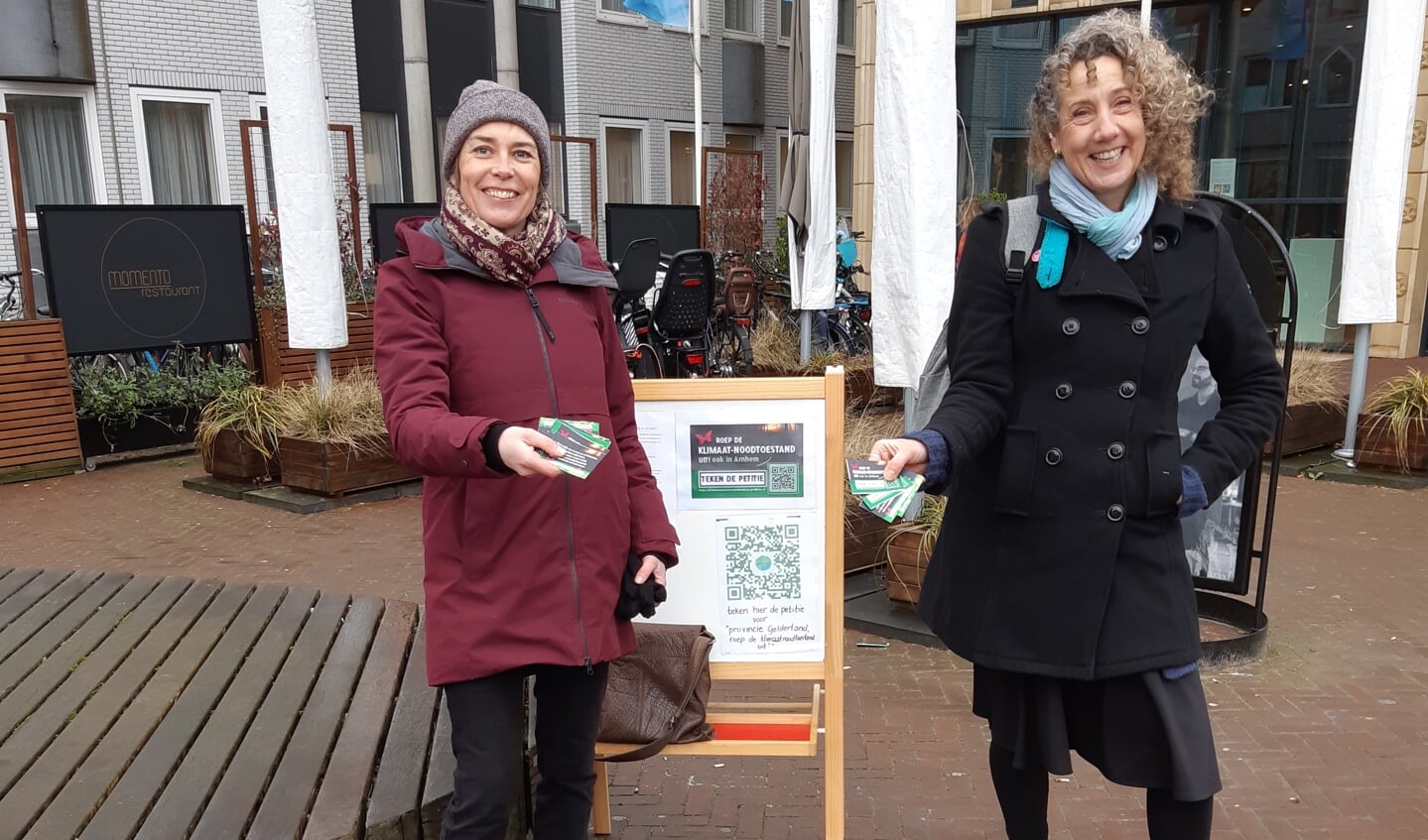 Gytha van der Veer (links) en Etske Thie zijn aan het flyeren voor de petitie van de Arnhemse Klimaatcoalitie. 