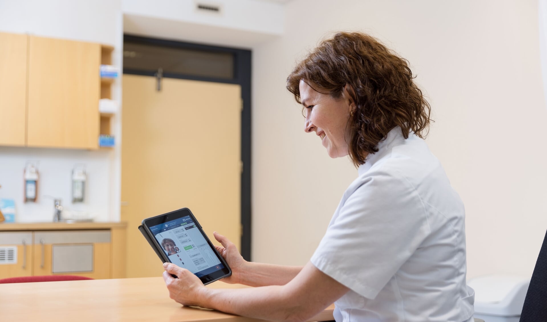 Verpleegkundig specialist Sireen Hendriks-Franssen geeft instructies via de app. 