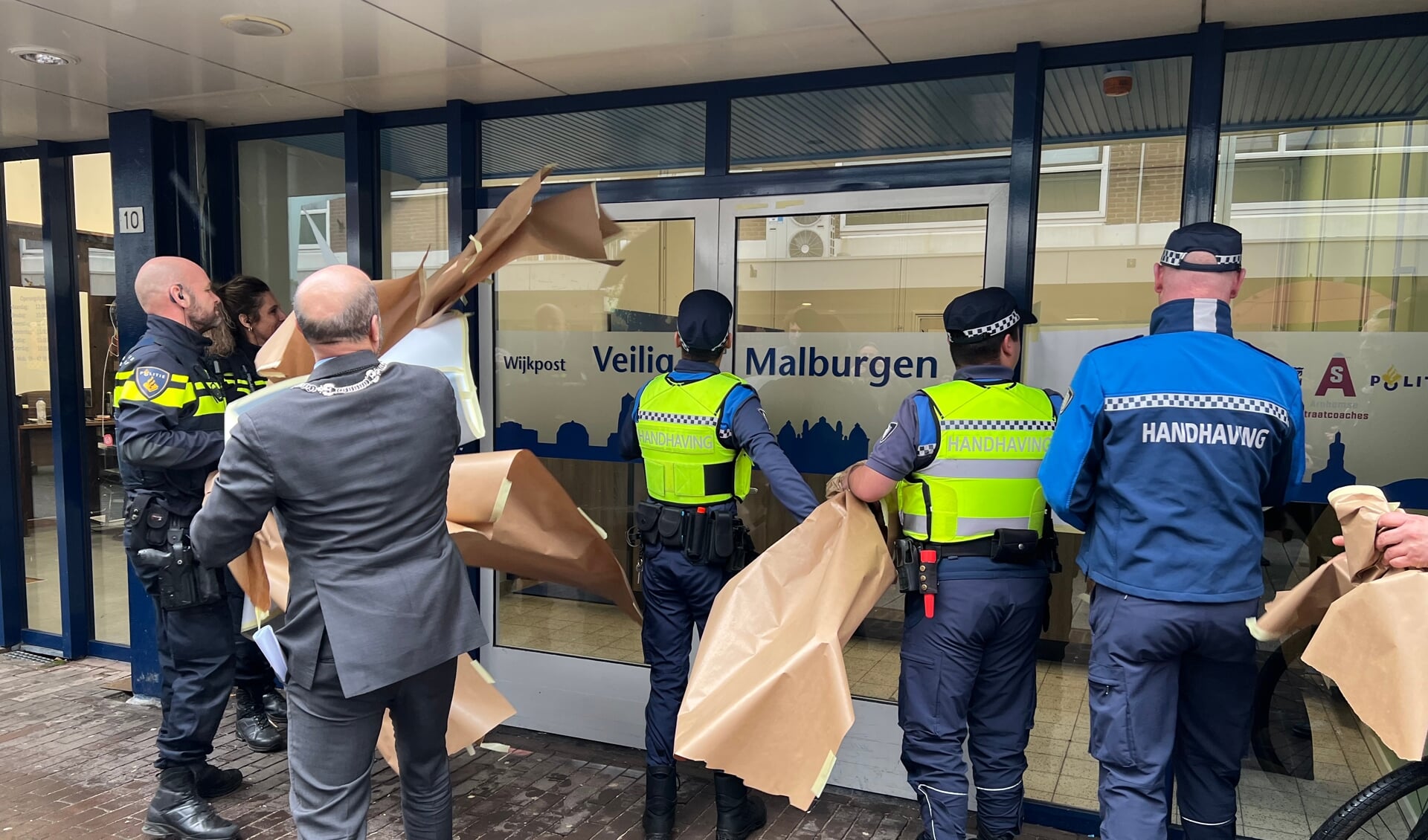 Politie, handhavers en burgemeester Ahmed Marcouch openen Wijkpost Veilig Malburgen.