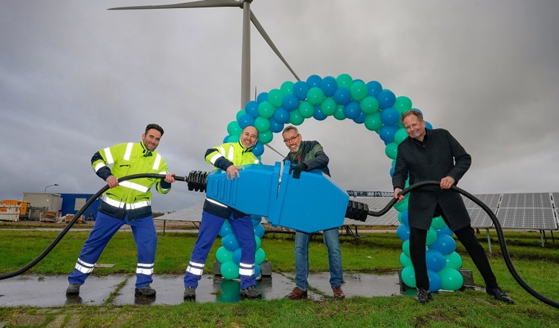 Windpark de Groene Delta in Nijmegen wordt symbolisch in gebruik genomen. Rechts wethouder Noël Vergunst. 