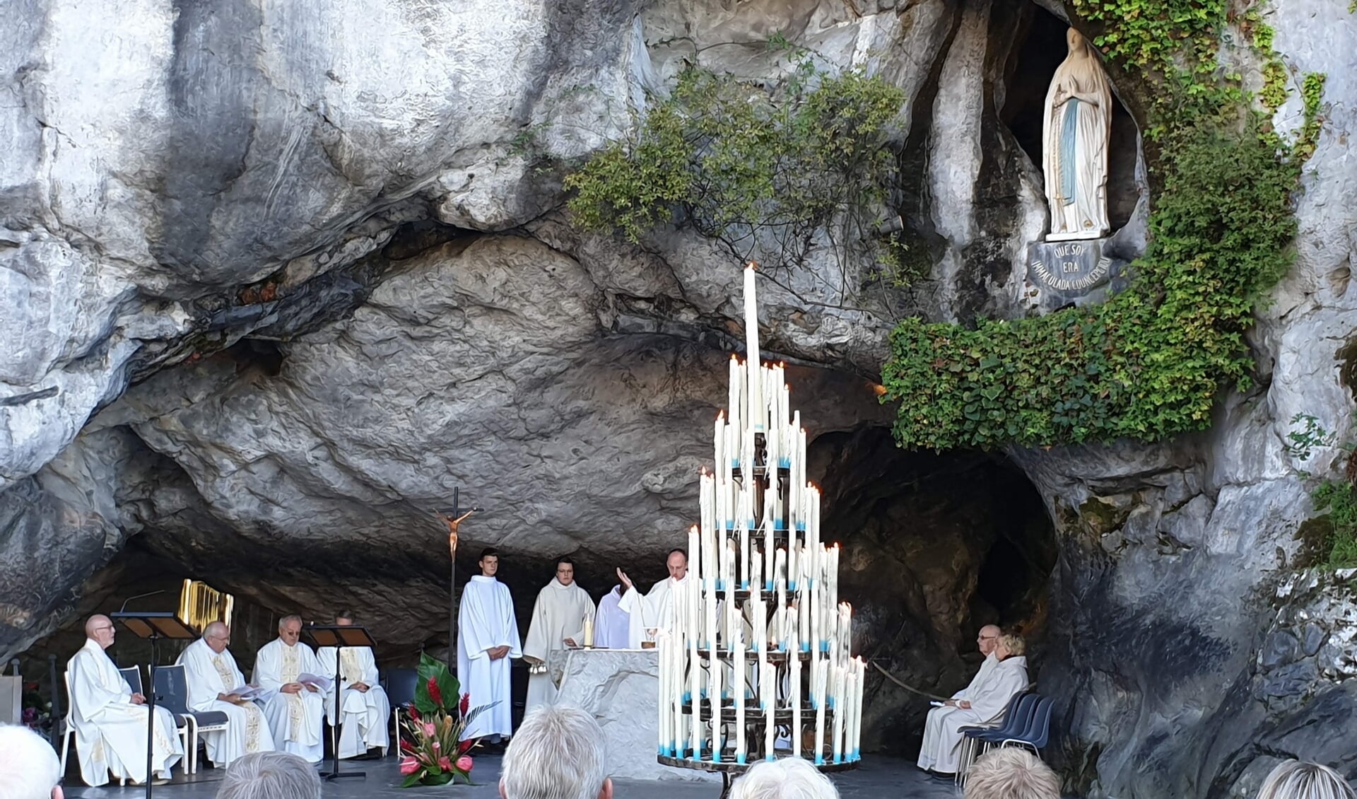 De grot in Lourdes. 