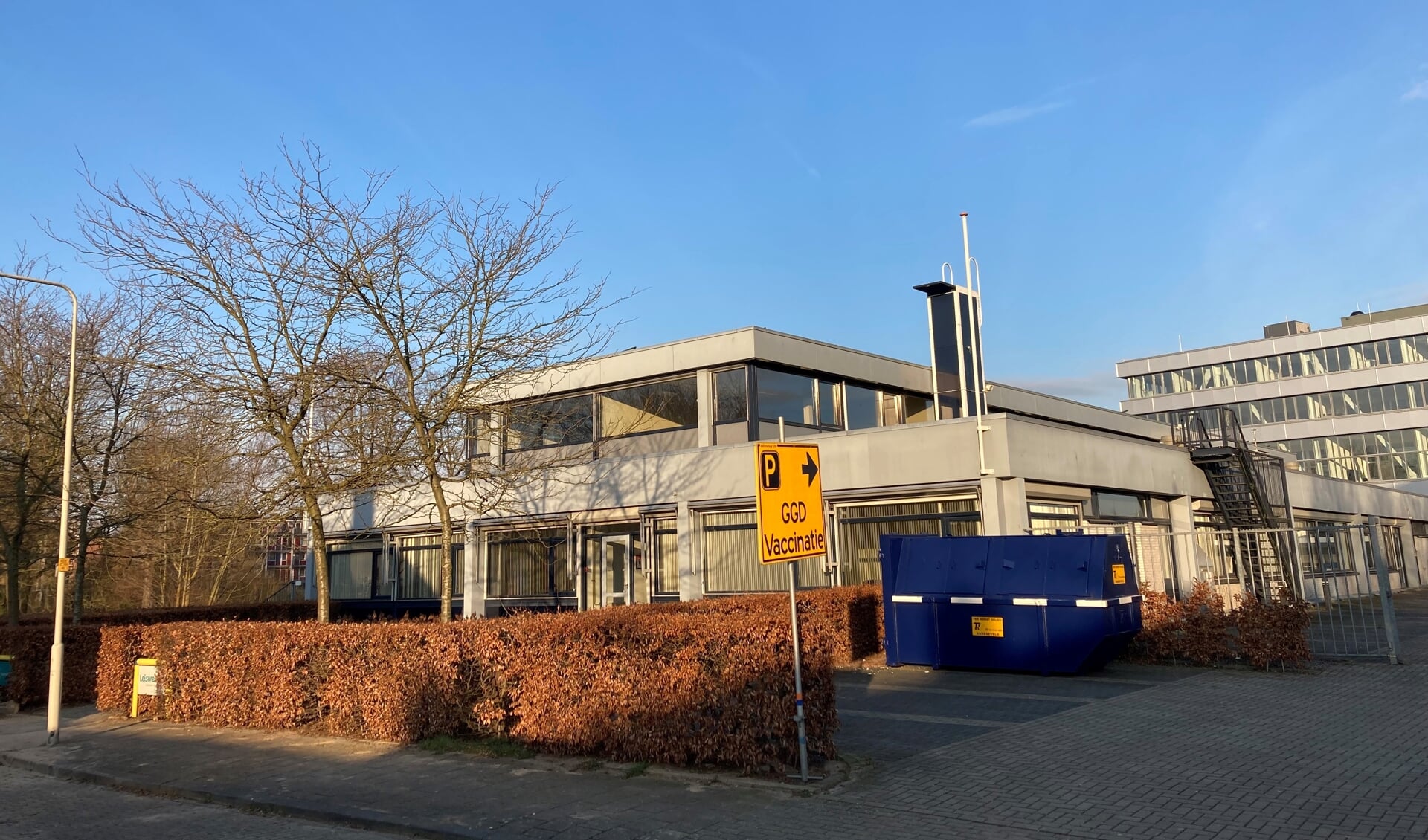  Mobiele 70-plussers kunnen op afspraak hun herhaalprik tegen corona onder meer halen bij deze vaccinatie-locatie in Arnhem Presikhaaf. 