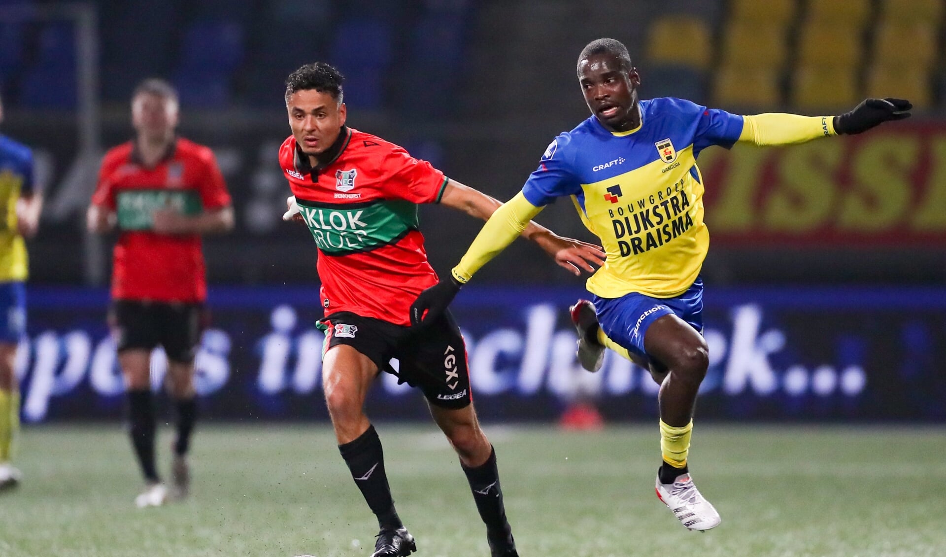 Alex Bangura van SC Cambuur en Ilias Bronkhorst van NEC Nijmegen strijden om de bal.