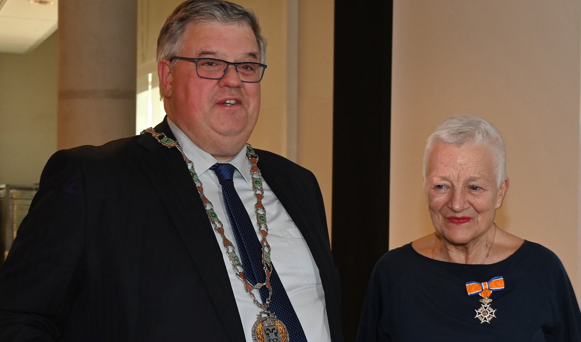 Burgemeester Bruls heeft de onderscheiding uitgereikt aan Ans Veltman. (Foto: Willemien Geboers) 