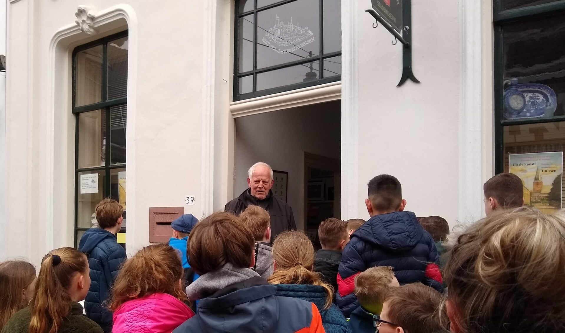 Cor Neijenhuis verwelkomt de leerlingen bij museum Hof van Hessen.