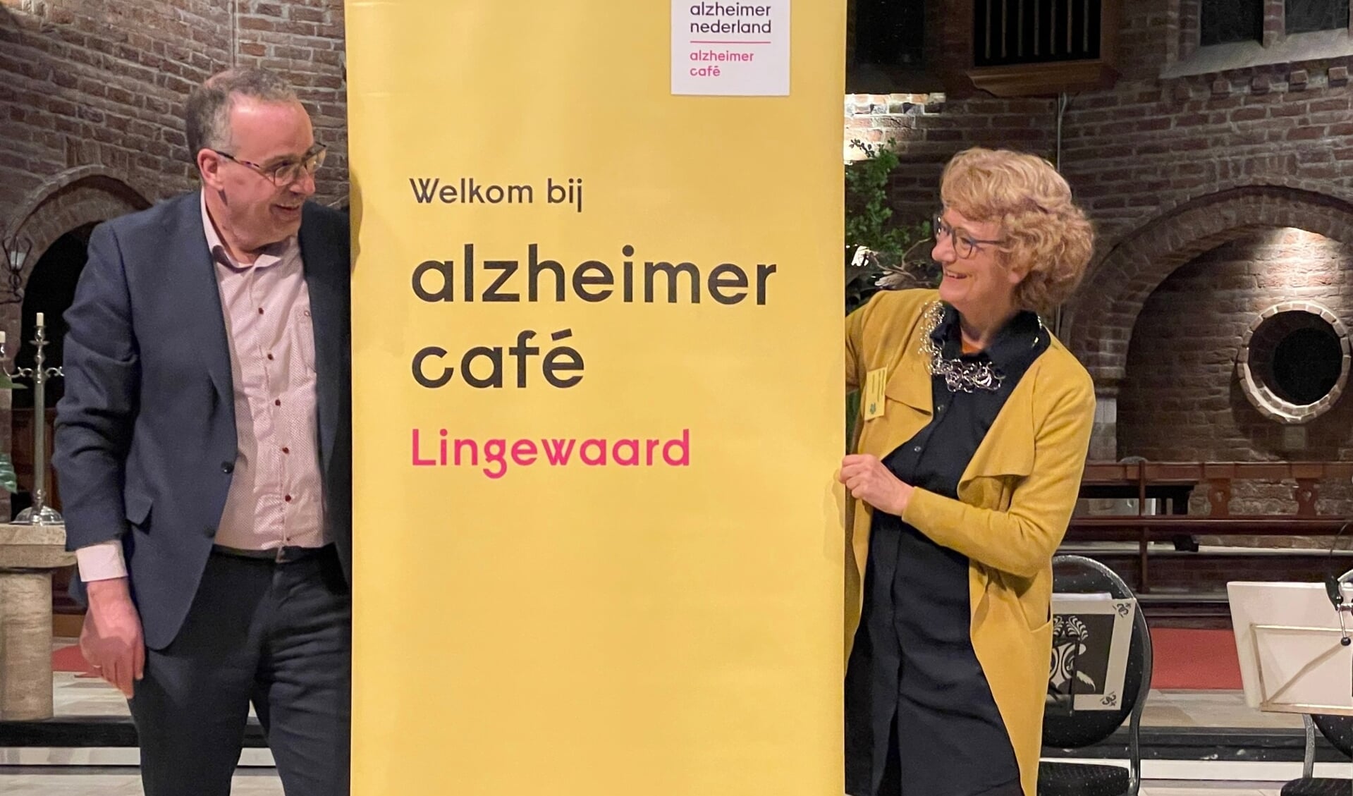 Van links naar rechts: Wethouder Aart Slob en Wilmy Viëtor openen het Alzheimer Café Lingewaard. 