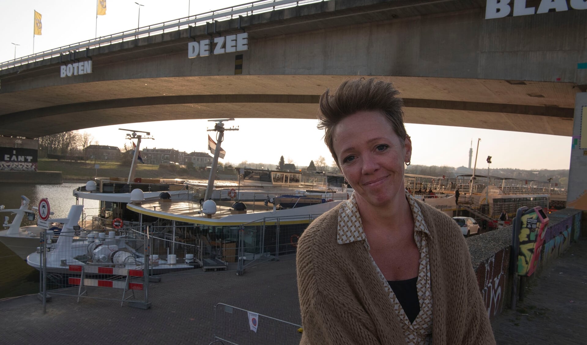 Sonja Colijn aan de Rijnkade met op de achtergrond het schip.