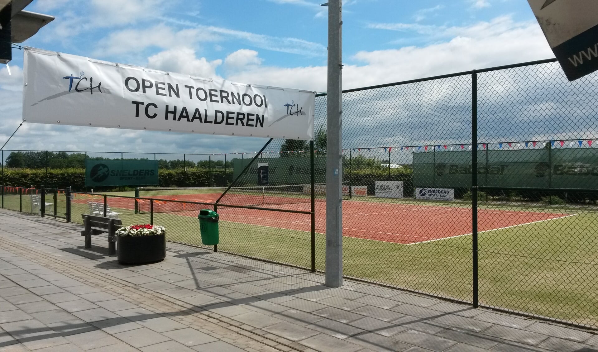 Foto tennispark Haalderen.