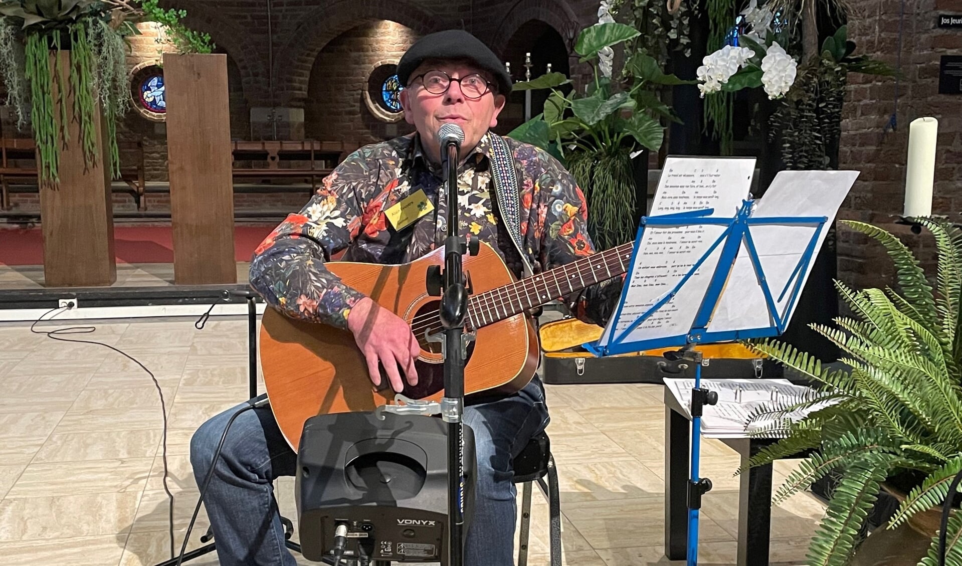 Alain Bruyère zingt chansons tijden het Alzheimer Café Lingewaard. 