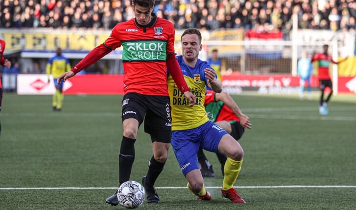 NEC-er Cas Odenthal in duel met Mitchel Paulissen van SC Cambuur. (Foto: Henk Jan Dijks/Orange Pictures)
