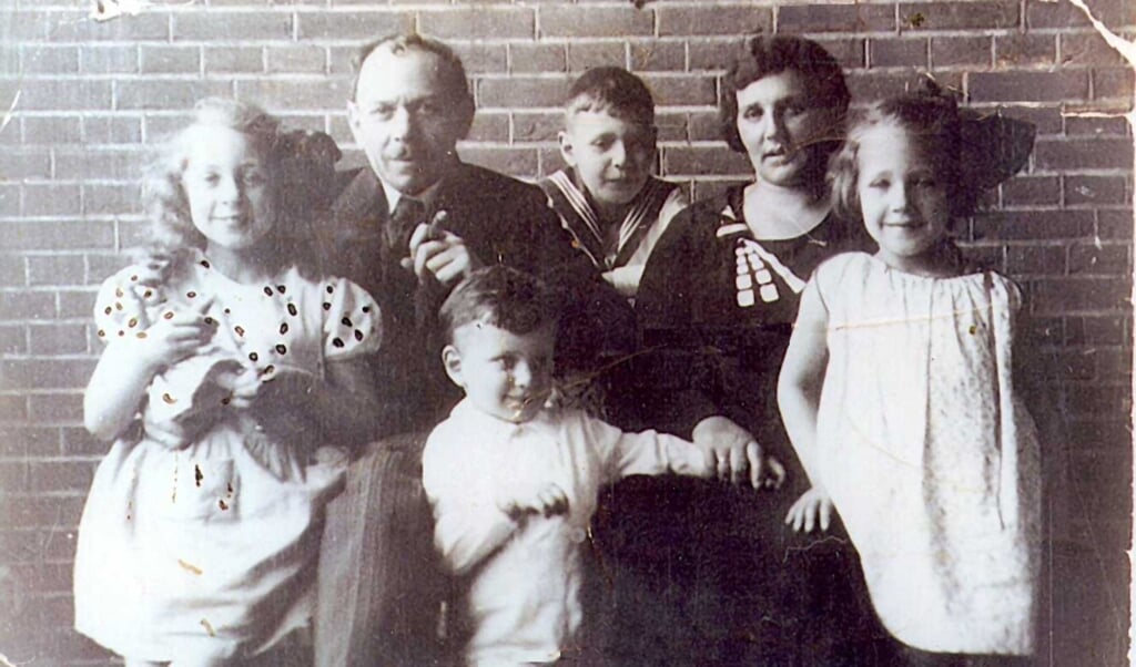 Rabbijn Alexander Salomons, Roosje Salomons-Hes en hun kinderen (vlnr) Sara, Abraham, Louis en Sprins.