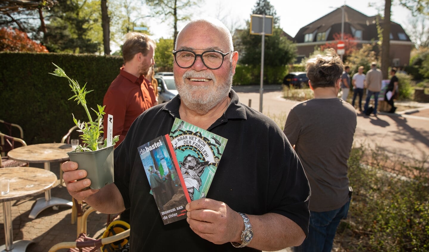  Bewoner Theo, tevens eigenaar van snackbar Van Brenk. Hij heeft zijn ruimte een aantal keer beschikbaar gesteld voor bijeenkomsten en ook voor het openingsfeestje. 