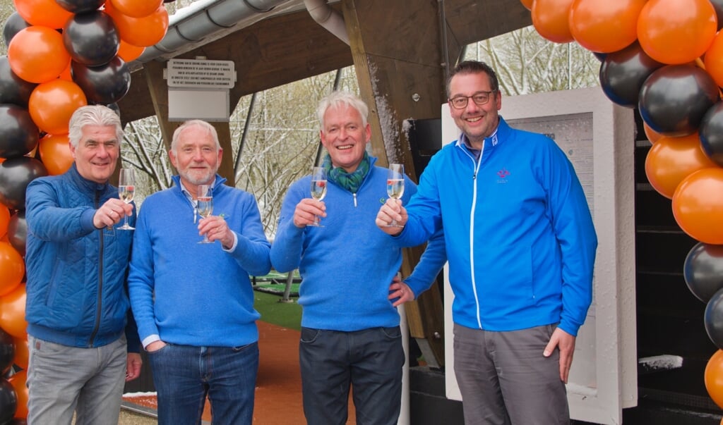 Proosten op de ingebruikname van de Trackman Range. 