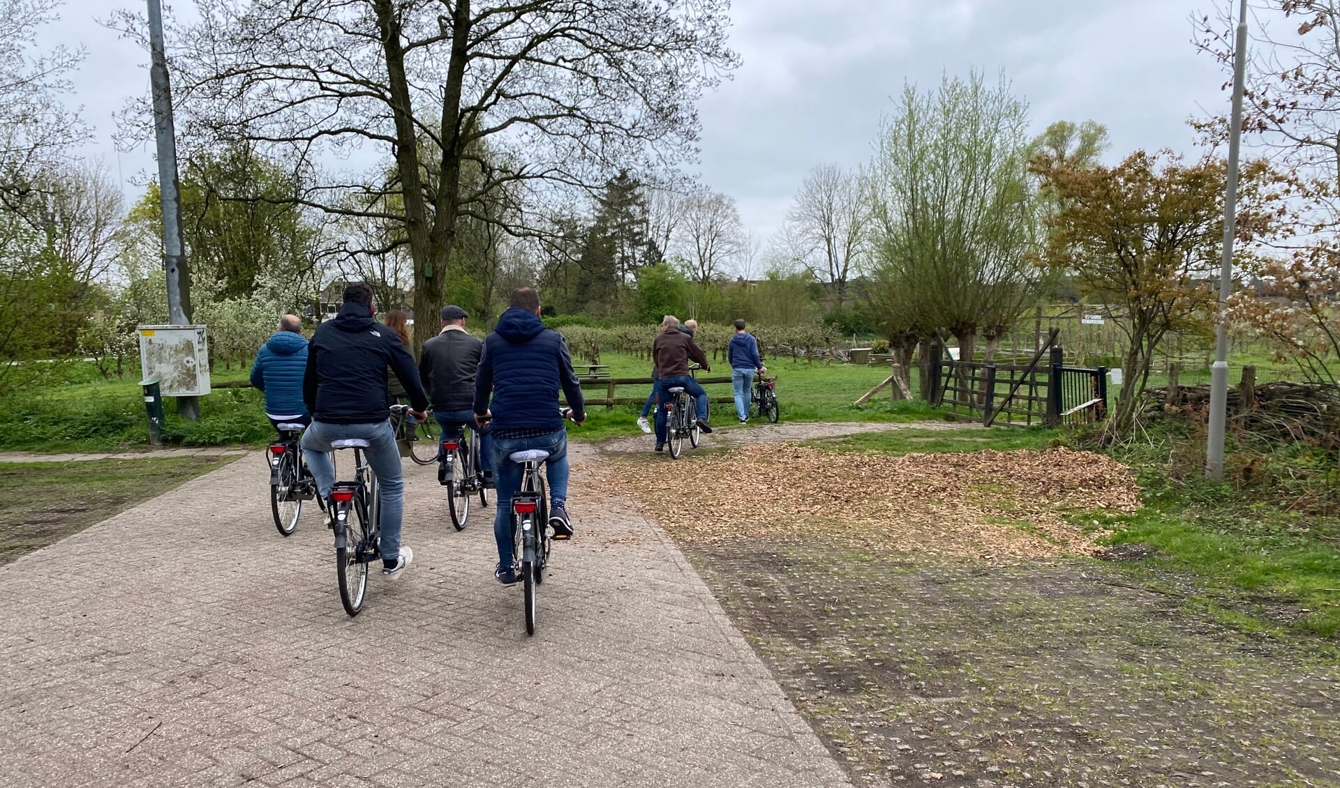 Medewerkers GSG Guido bezoeken per fiets de Arnhemse MDT-werkplekken. 