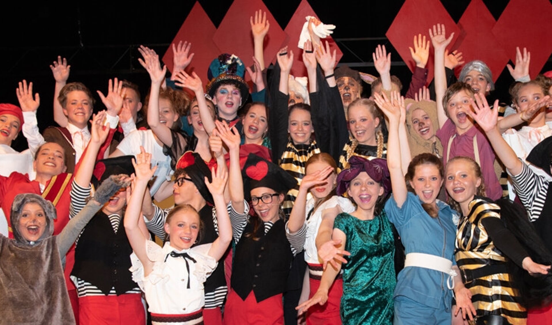 De cast van Alice in Wonderwereld van Kindertheater Kleine Kees uit Huissen. (foto: Hans Gerichhausen)