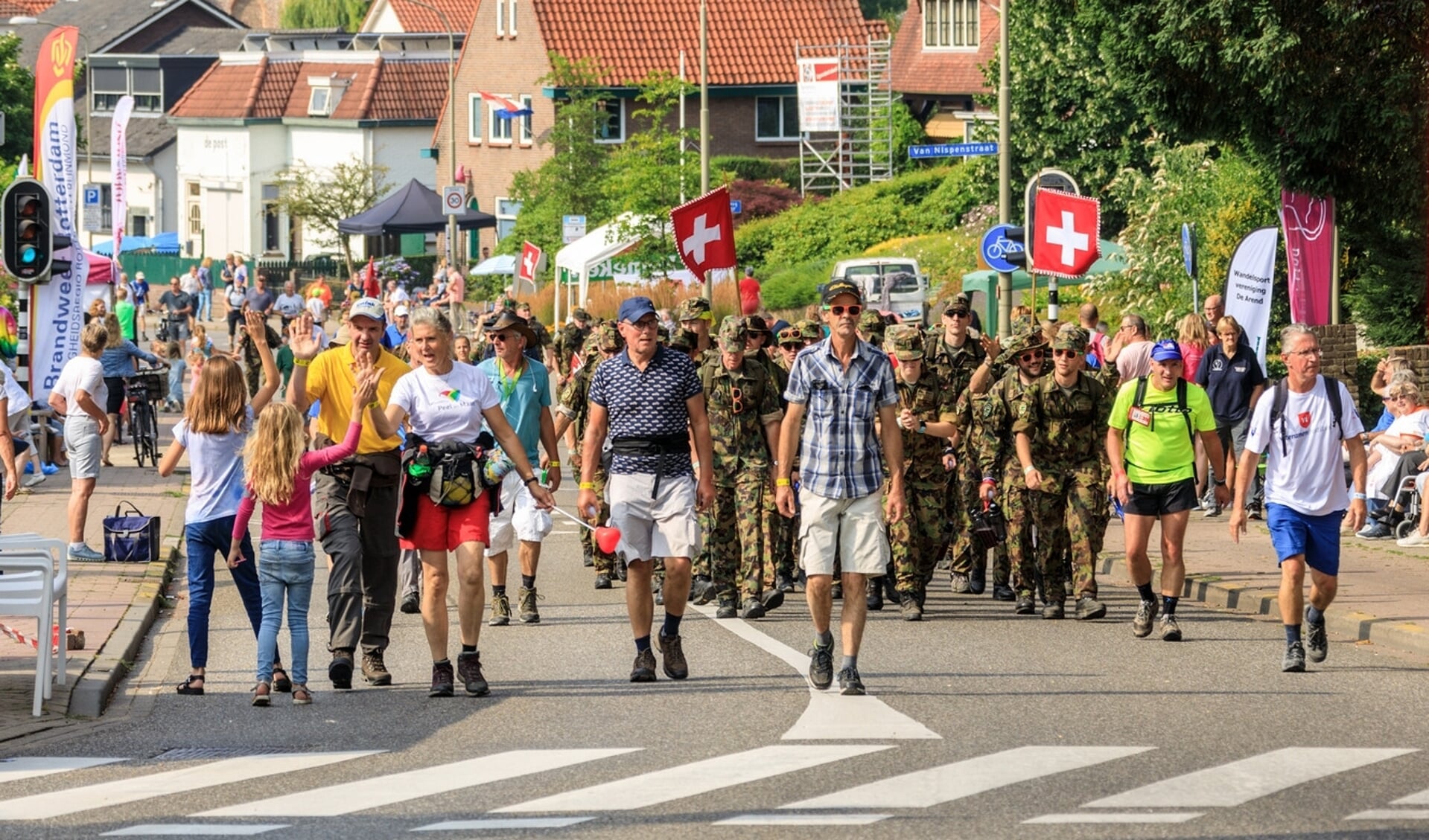 Deelnemers aan de Vierdaagse tijdens dag 3: van Groesbeek naar Berg en Dal. (Foto: Jurjen Drenth) 