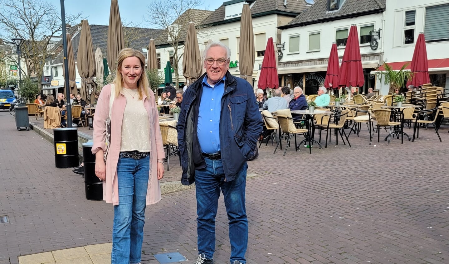 Kristel Gasseling en Gerrie Uffing: "We hebben een gezamenlijk doel: het entertainen van de mensen" (Foto: Alie Engelsman)