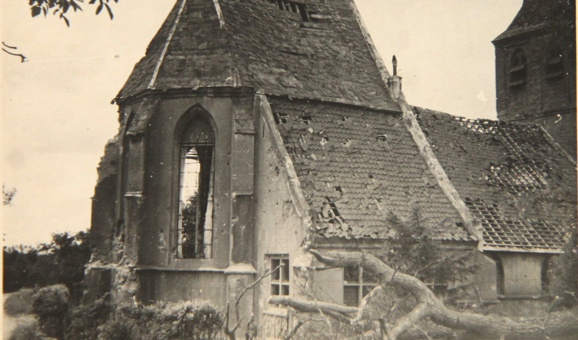 April 1945. De door oorlogsgeweld beschadigde dorpskerk van Kesteren.