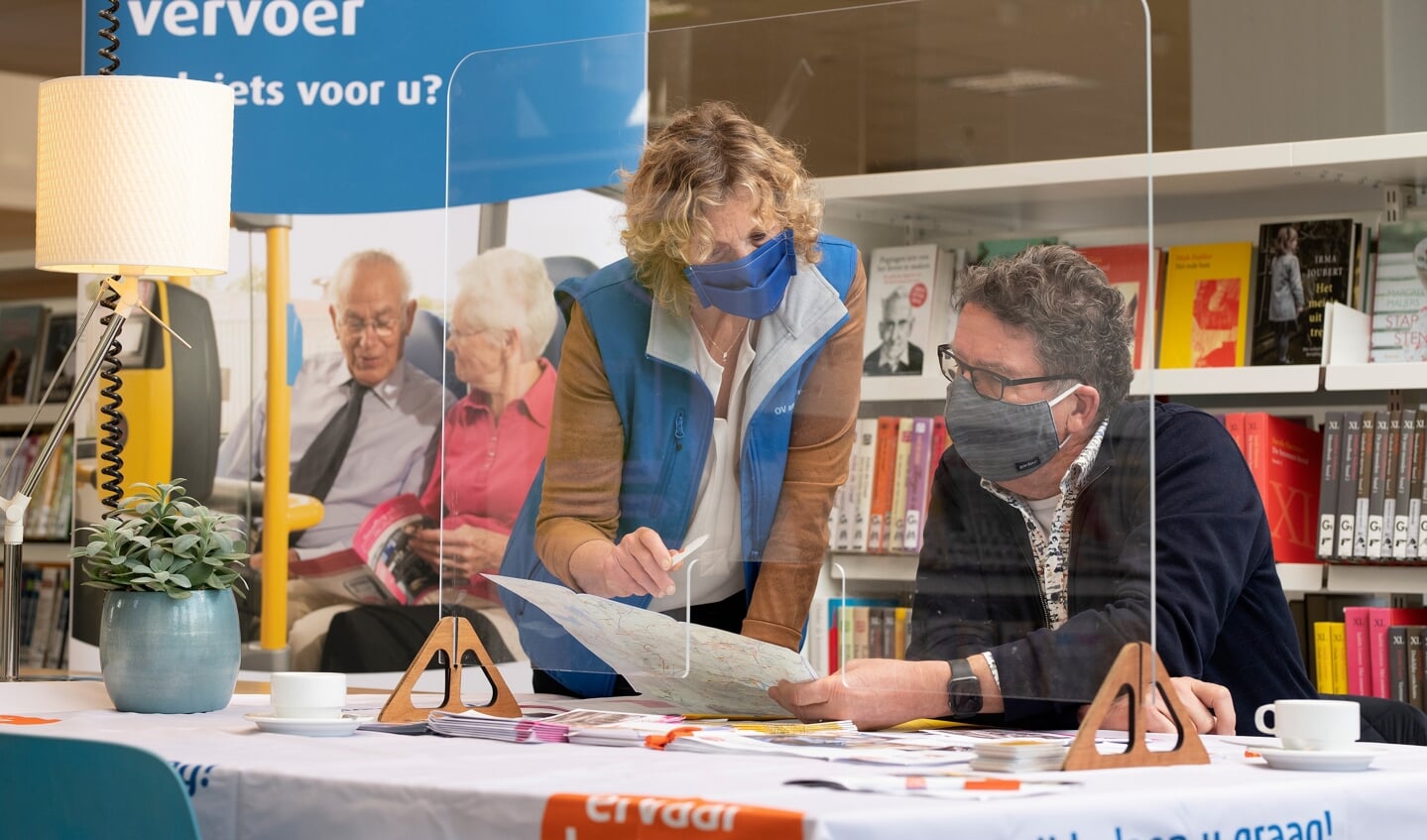 Een OV-ambassadeur geeft uitleg.