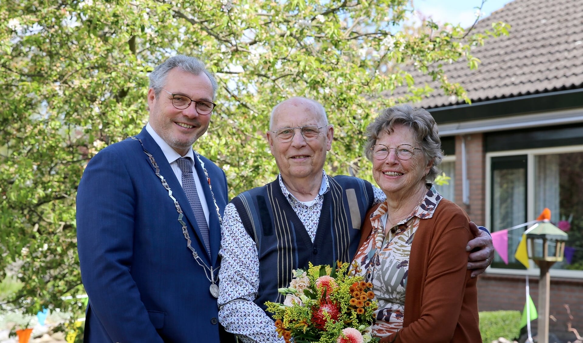 Het echtpaar Van Treijen-Houdijk met burgemeester Jan Kottelenberg. 